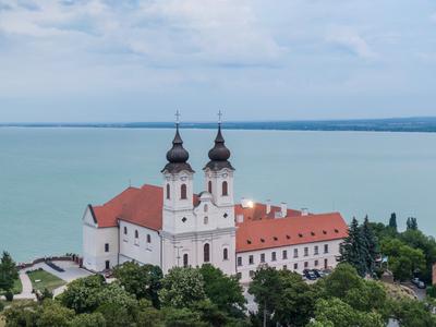 Aerial photo shows the historical Benedictine monastery of Tihany-stock-foto