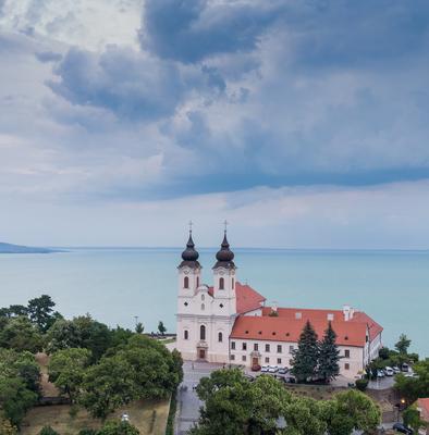 Aerial photo shows the historical Benedictine monastery of Tihany-stock-foto