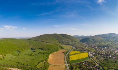 yellow canola field with Mecsek Hills-stock-foto