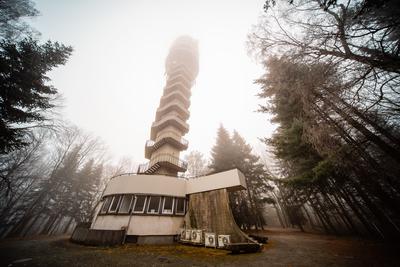 Tv tower in Zalaegerszeg with foggy sky-stock-foto