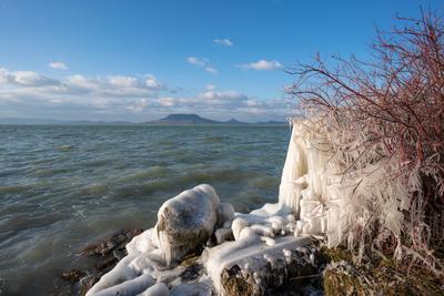 Beautiful frozen Lake Balaton with steel steps-stock-foto