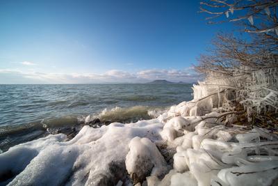 Beautiful frozen Lake Balaton with steel steps-stock-foto