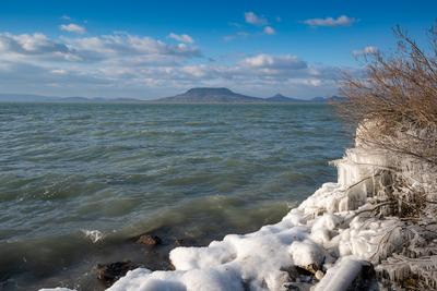 Beautiful frozen Lake Balaton with steel steps-stock-foto