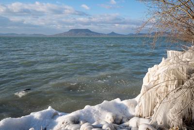Beautiful frozen Lake Balaton with steel steps-stock-foto