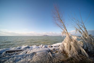 Beautiful frozen Lake Balaton with steel steps-stock-foto