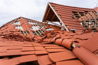 Broken roof after a storm-stock-foto