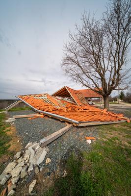 Broken roof after a storm-stock-foto