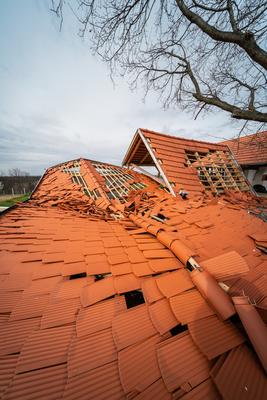 Broken roof after a storm-stock-foto