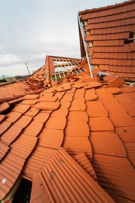 Broken roof after a storm-stock-foto