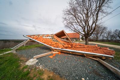 Broken roof after a storm-stock-foto
