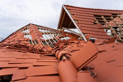 Broken roof after a storm-stock-foto