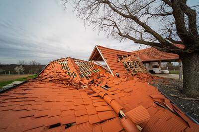 Broken roof after a storm-stock-foto