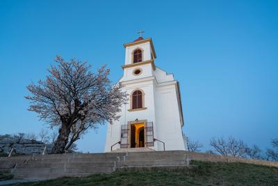 Small chapel with almond tree, called havas boldogasszony templom-stock-foto