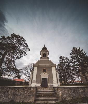 Small chapel with stormy clouds, before rain-stock-foto