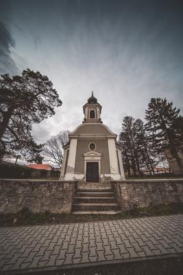 Small chapel with stormy clouds, before rain-stock-foto