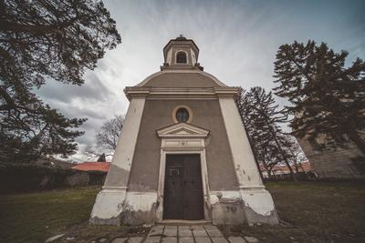 Small chapel with stormy clouds, before rain-stock-foto