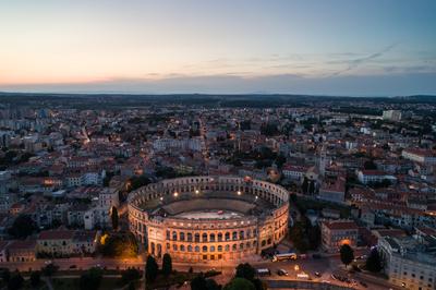 Aerial photo of Arena in Pula, Croatia at night-stock-foto