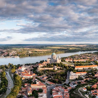 Panoramic view from Esztegom with river Danube and basilica-stock-foto