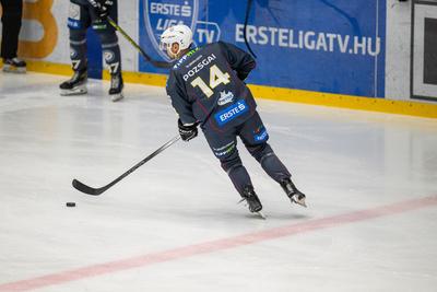 BUDAPEST - FEBRUARY 2: MAC Budapest (Budapest Jégkorong Akadémia Hockey Club) (blue) and Gyergyoi HK  (white) ice hockey teams participate in Championship, February 2, 2024 in Budapest, Hungary.-stock-photo