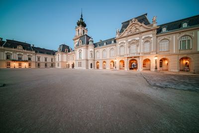 Festetics Castle in Keszthely at night-stock-foto