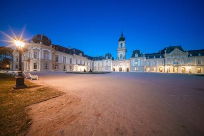 Festetics Castle in Keszthely at night-stock-foto