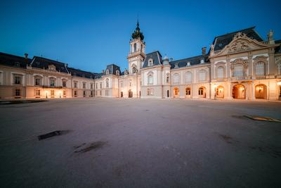 Festetics Castle in Keszthely at night-stock-foto