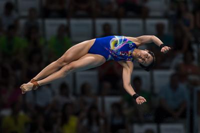 Félúton a siker feléFINA Vizes VB Budapest, 2017, Duna ArénaFina World ChampionshipsNõi mûugrás, toronyugrás 10 méter-stock-photo