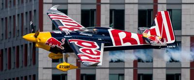 Red Bull Air Race Budapest 2017 Duna-partRed Bull repülõgép-stock-photo