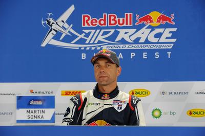 RED BULL AIR RACE 2018 BudapestÚj pályacsúcsot ért el a Red Bull Air Race kvalifikációs napján  Martin Sonkasajtótájékoztató-stock-foto