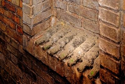 Nemes penésszel bevont régi bor üvegek a Kovács borházban, Hajóson-stock-foto