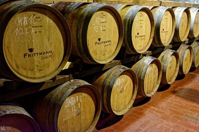 Sok fa hordó a Frittmann borászat pincéjében-stock-foto