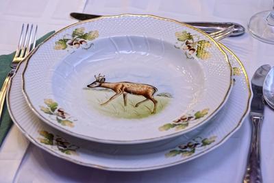 Hollóházi vadászos porcelán tányér őzbak mintával-stock-foto