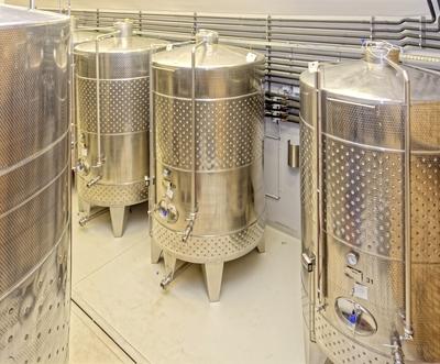 Rozsdamentes  acél bot tartályok a Frittmann borászatban-stock-foto