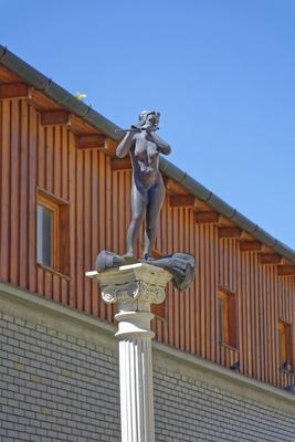 Nyíregyháza, meztelenül furulyaszó női szobor, görög stílű oszlopon-stock-foto