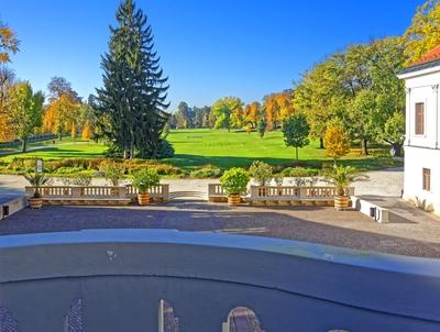 Gödöllő királyi kastély díszudvara és parkja-stock-foto