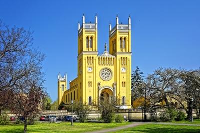 Neuromanische Römisch-katholische Kirche in Fót, Ungarn-stock-photo