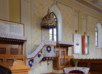 Panyola reformástus templom belülről, a szószékkel-stock-foto