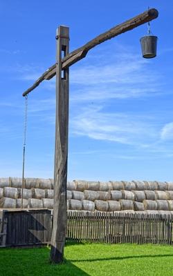 Magyar gémeskút Hajdúnánási pusztán-stock-foto