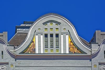 Nyíregyháza, Takarékpalota késő eklektikus stílus, gazdagon díszített kupolaszerű lezárás-stock-foto