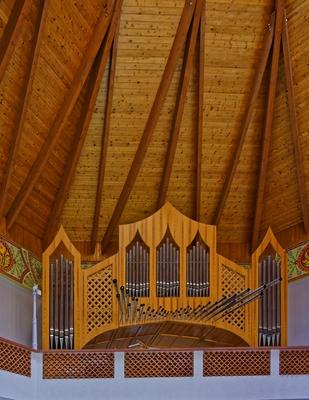 Kirchen Orgel unterm Holz Dach-stock-foto