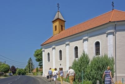 Som település katolikus temploma-stock-foto