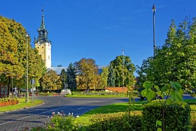 Hajdúnánás,  köztársaság tér és Református Egyházközség templom tornya-stock-foto