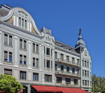 Nyíregyháza, Takarékpalota holokzata, késő eklektikus stílusban-stock-foto