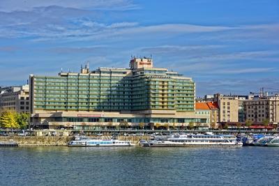 Nagy hotel a Duna parton, Budapesten-stock-photo