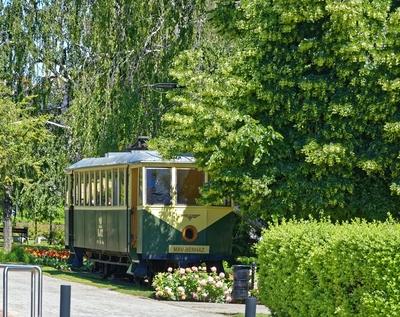 Nyíregyháza, MÁV Bérház régi villamos a parkban-stock-foto