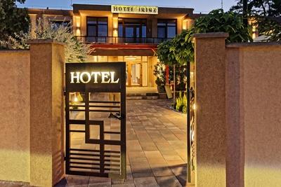 Nyíregyháza, Hotel Írisz esti fényben a Sóstón-stock-foto