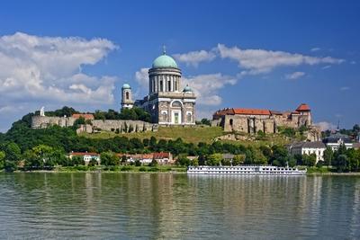 Luxushajó Esztergom kikötőben, Bazilika és várhegy-stock-foto