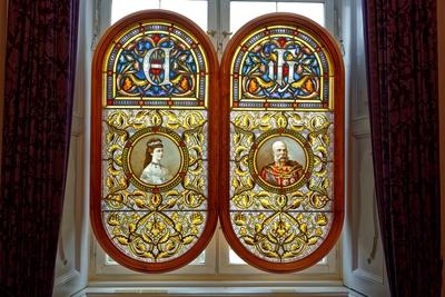 Gödöllő királyi kastély, Ólomüveg ablakok Erzsébet királyné és Ferenc József király ábrával-stock-foto