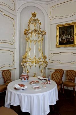 Gödöllő királyi kastély, Erzsébet királyné reggeliző szalonja aranyozott kandalóval-stock-foto