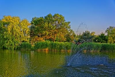 Nyíregyháza, szökőkút a Sóstóban, naplemente-stock-foto